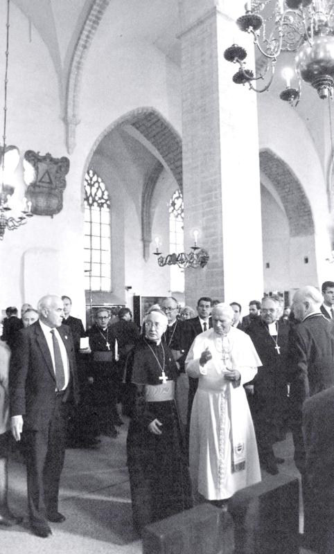 File:Paavst Johannes Paulus II_Niguliste kirik Tallinn_290.jpg